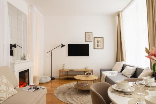 Spacious Old Town Apartment Perfect Home for 5 - Tap to explore photos