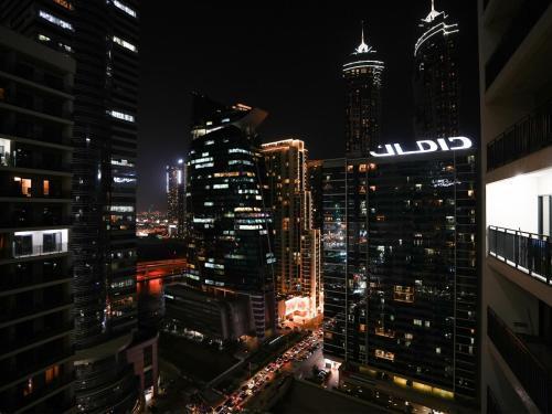 Layali - Chic 1BR with Balcony in Business Bay