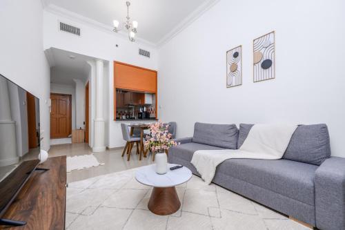 Luxurious 1-Bedroom Apartment in Dubai Marina - Tap to explore photos