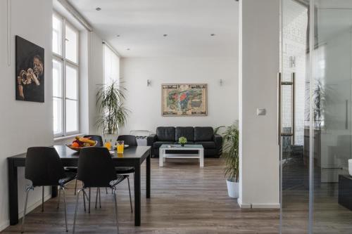 Prague Days - Open-plan Studio with AC near National Theatre - Tap to explore photos