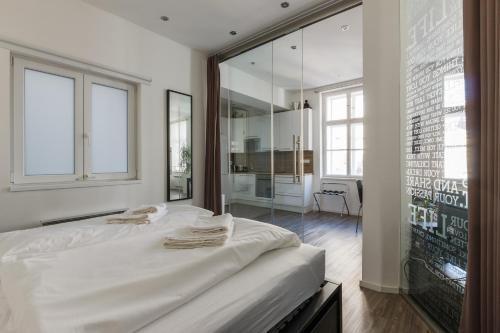 Prague Days - Open-plan Studio with AC near National Theatre - Tap to explore photos