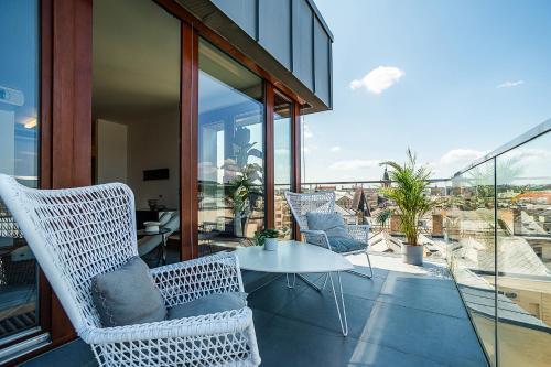 Shiny Rooftop Apart with Free Garage