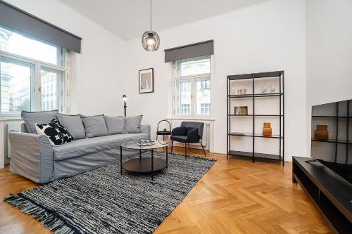 Bright and designed Apartment in the Center - Tap to explore photos