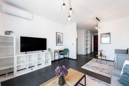 All-in Parkside Apartment - Tap to explore photos