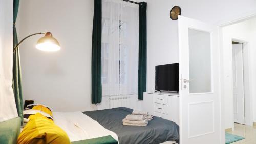Quiet cozy apartment in the center - Tap to explore photos
