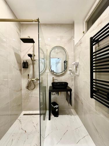 Little Downtown Apartment - Tap to explore photos
