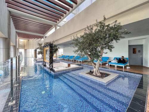 Sky-High Luxury – Infinity Pool w/ Burj View - Tap to explore photos