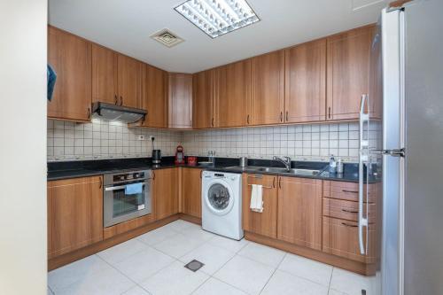Stunning 1-Bedroom Apartment with Marina Views - Tap to explore photos