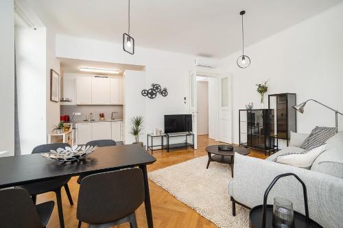 Stylish Flat with Terrace and AC - Tap to explore photos
