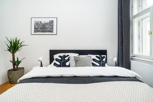 Stylish Flat with Terrace and AC - Tap to explore photos
