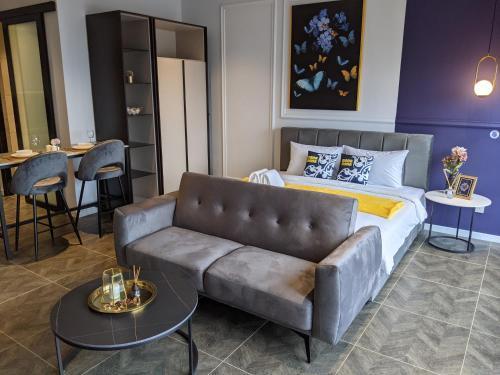 Scarletz Suites KLCC by KLIQ Room Type - King Studio with Sofa Bed
