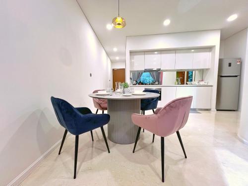 Sky Suites Blush 3BR Suite at KLCC - Tap to explore photos