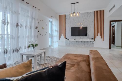 Modern 1BDR apartment in Business Bay - Tap to explore photos