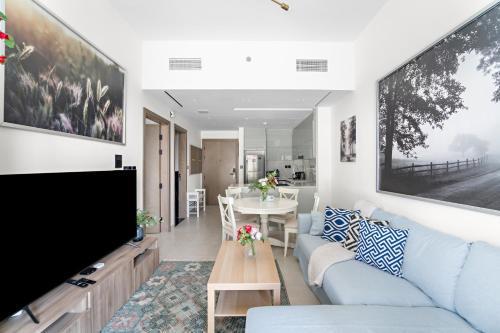 Elegant 1-Bedroom Apartment - Tap to explore photos