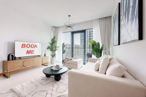 Spacious Cozy 2-Bedroom Apartment in Dubai Marina - Tap to explore photos