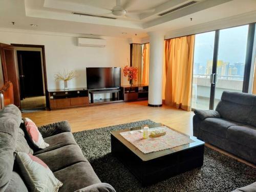 Duplex Penthouse-Lower Floor at times square - Tap to explore photos