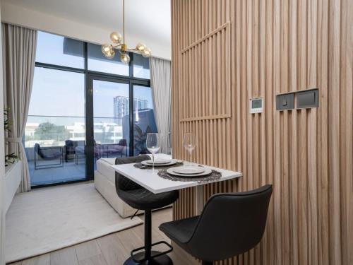 Elegant Studio in Azizi Riviera, Meydan - Tap to explore photos