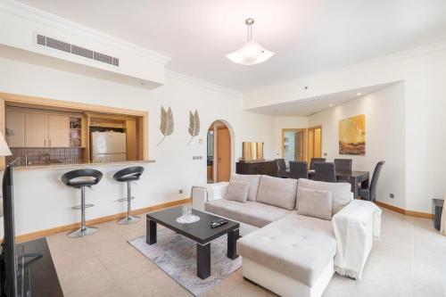 Elegant 3-Bedroom Apartment in Palm Jumeirah Near to beach - Tap to explore photos