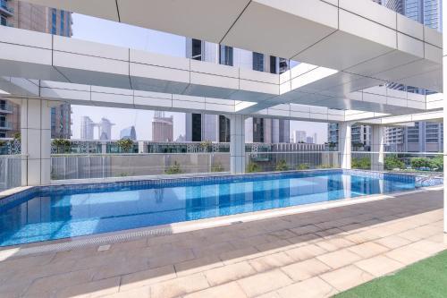 Prestigious 3-Bedroom Apartment with Easy Access in Downtown Dubai - Tap to explore photos