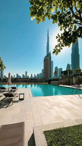 Stunning Burj Khalifa Views - Dubai Mall Access - Infinity Pool - MaxStays - Tap to explore photos