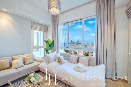 LUX The Palm Island Atlantis View Suite - Tap to explore photos
