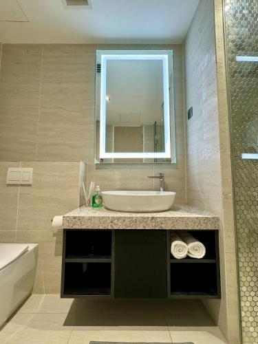 TWIN TOWER LUXURY SERVICE APARTMENT - Tap to explore photos