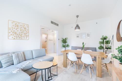 Beautiful Home at the Heart of Marina - Tap to explore photos