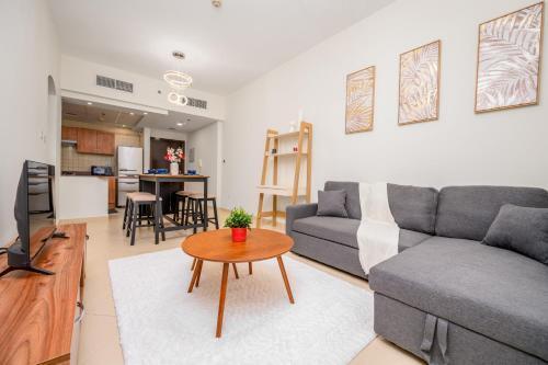 Luxurious 1-BR Apt in Active Dubai Marina - Tap to explore photos