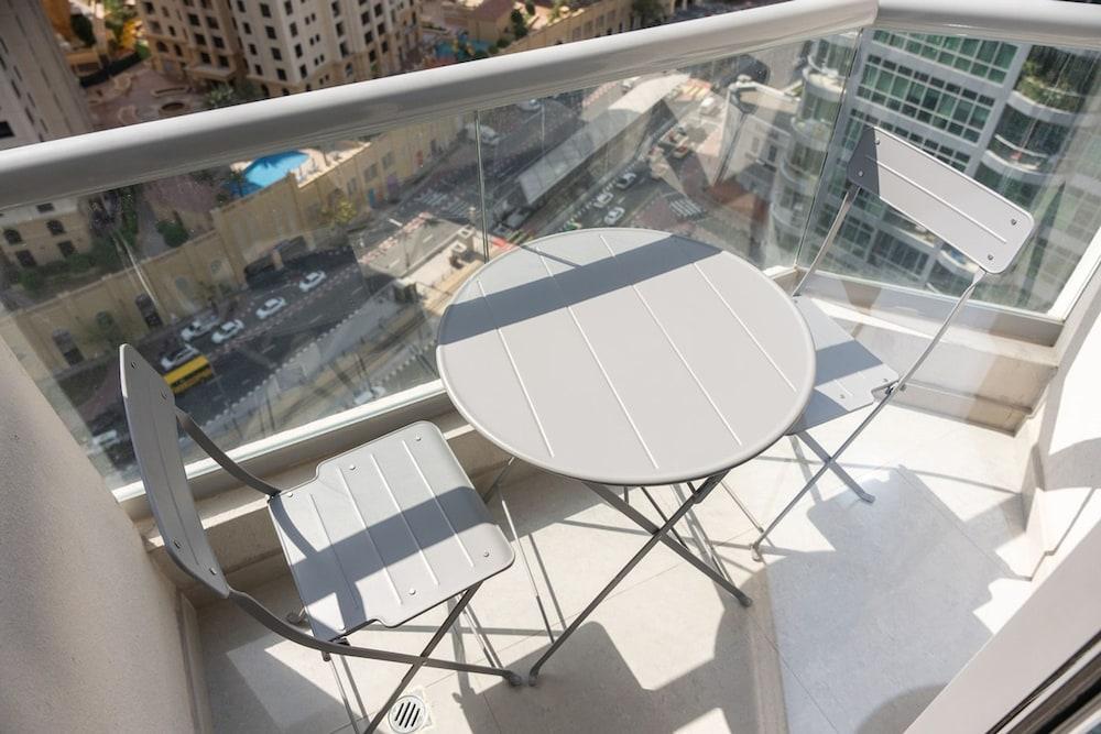 Premium 1-bedroom Apartment in Dubai Marina - Tap to explore photos