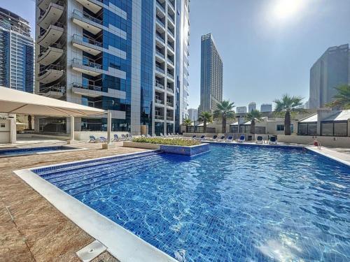 Vacationer Holiday Homes I Spacious Studio l Bright & Airy l Dubai Marina - Tap to explore photos