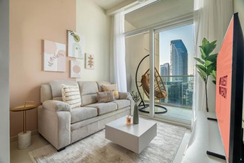 GuestReady - Charming home in Business Bay - Tap to explore photos