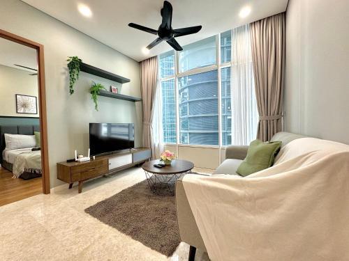Sky Suites Deluxe 3BR Suite at KLCC - Tap to explore photos