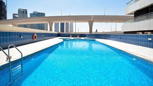 Prime Location Huge One Bedroom Dubai Marina - Tap to explore photos