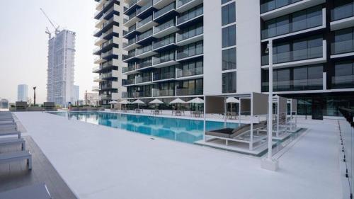 Stylish 1br Apt In Jvc Pool Access & Parking - Tap to explore photos