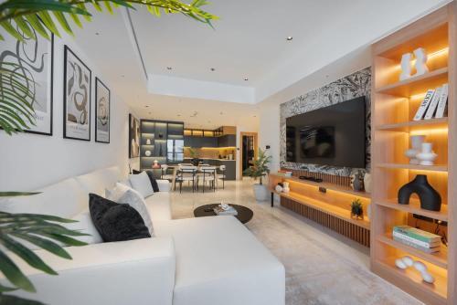 Luxurious 2-Bedroom Apartment perfect for families in Dubai Marina - Tap to explore photos