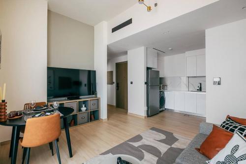 Beautiful 1BR - City View - Pool - Free Parking - Tap to explore photos