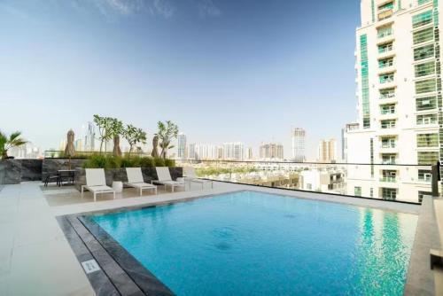 Beautiful 1BR - City View - Pool - Free Parking - Tap to explore photos