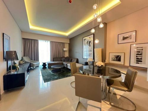Luxurious & Modern 1BR DAMAC Paramount Business Bay - Tap to explore photos