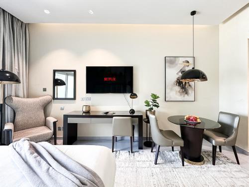 Unparalleled Splendor - Luxe Studio in Business Bay - Tap to explore photos