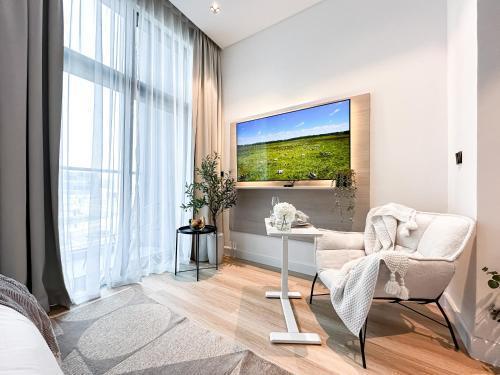 Modern Marvel Studio in Business Bay - Tap to explore photos
