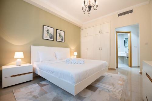 Modern 2-Bed in the Heart of Dubai Marina - Tap to explore photos
