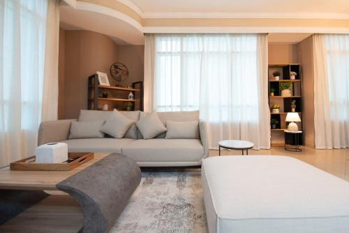 Modern 2-Bed in the Heart of Dubai Marina - Tap to explore photos