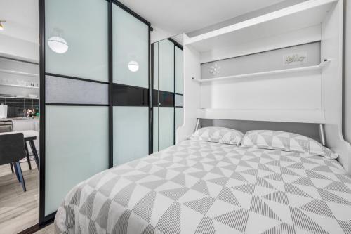 Luxury Downtown Toronto 2 Bedroom Suite with City and Lake Views and Free Parking - Tap to explore photos