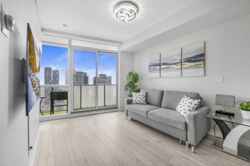 Luxury Downtown Toronto 2 Bedroom Suite with City and Lake Views and Free Parking - Tap to explore photos