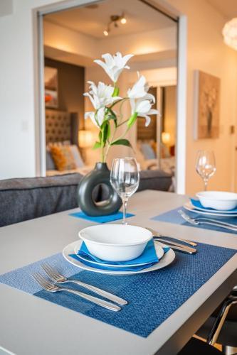 Skyline Condo Near CN Tower & Harbourfront - Tap to explore photos