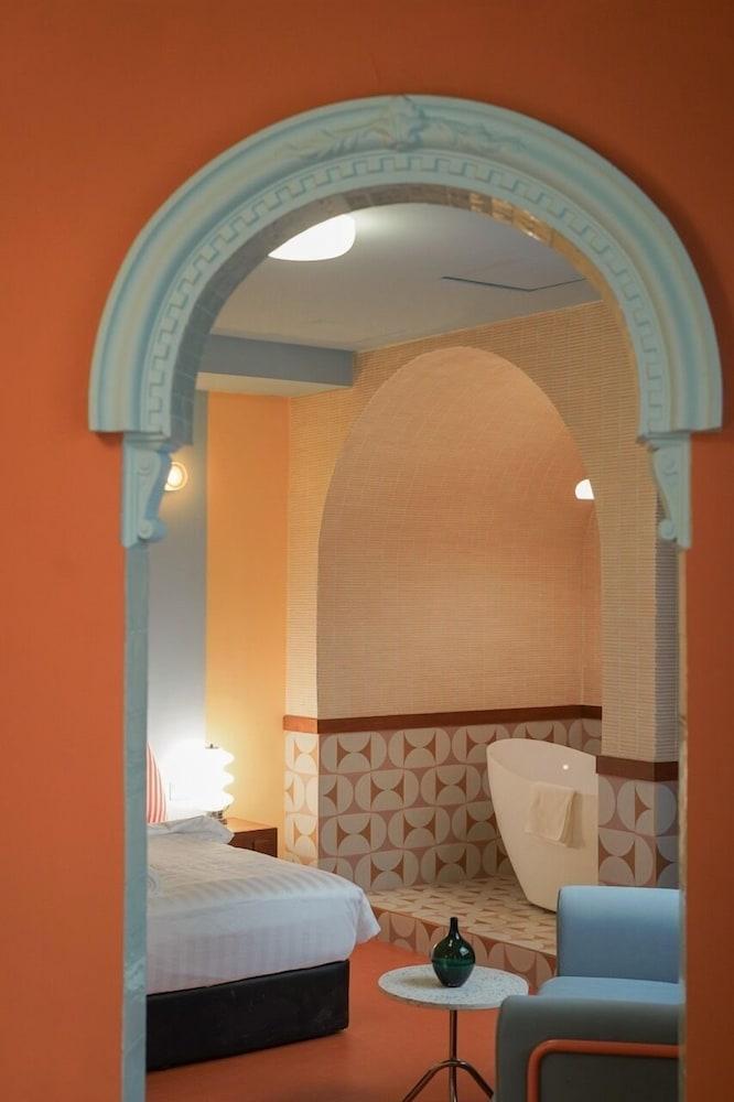The Très Hotel Room Type - Moonrise suite with Bathtub
