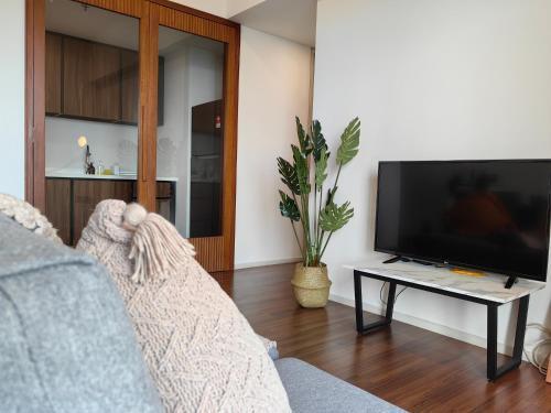 Una Serviced Apartment, Jalan Peel by Rverse Suite - Tap to explore photos