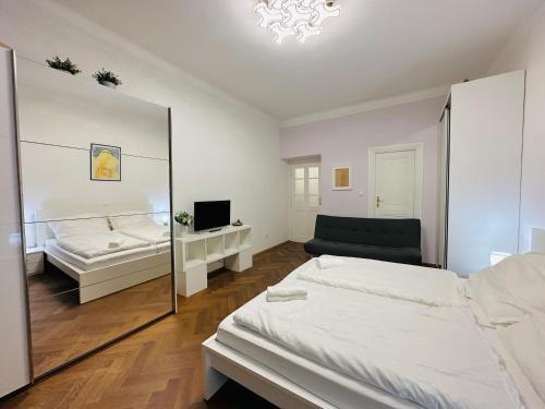 Maiselova Old Town Apartment - Tap to explore photos