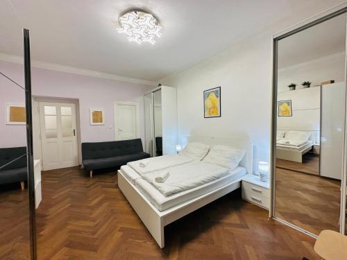 Maiselova Old Town Apartment - Tap to explore photos