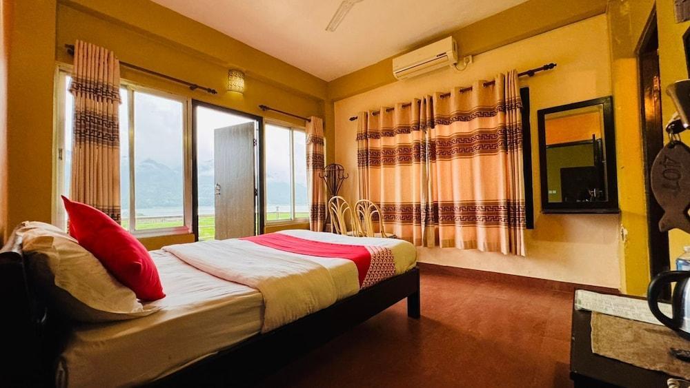 Hotel August International Room Type - Deluxe Double Room, Balcony, Lake View